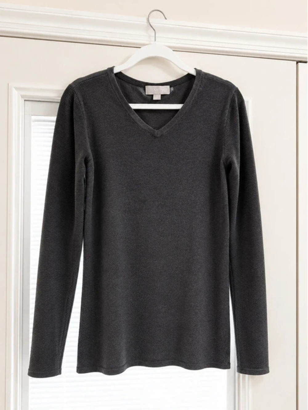 Carolyn Taylor Charcoal Gray V-Neck Knit Sweater Women’s Medium